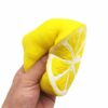 squishy citron dans la main