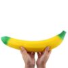 squishy géant banane dans les mains